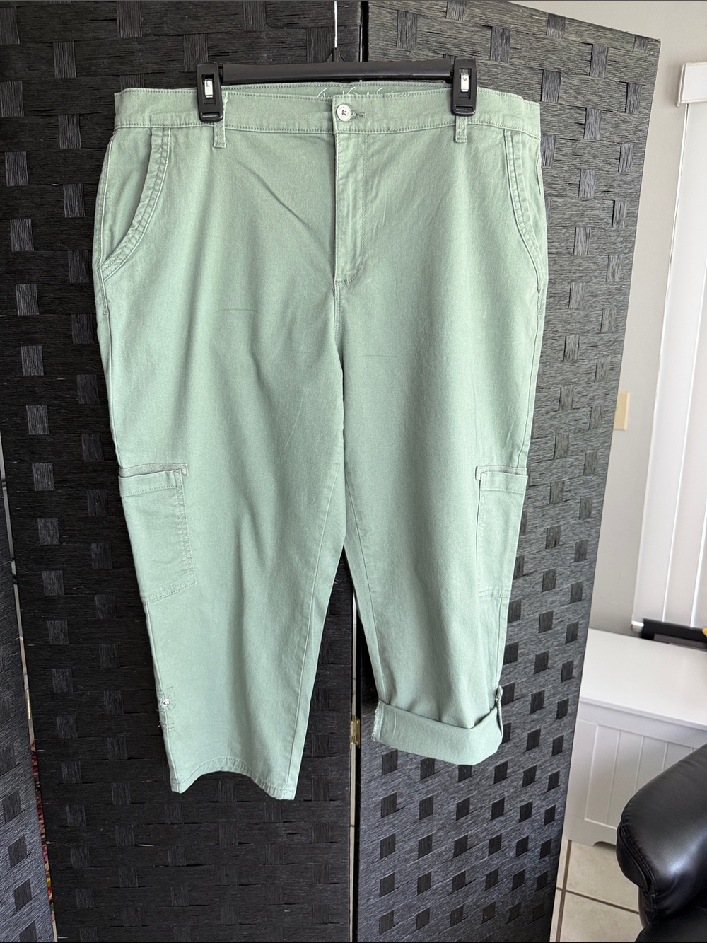 Gloria Vanderbilt Cropped Cargo Pants in Light Sage Green